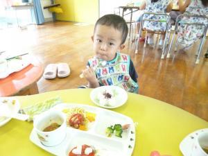 給食を食べている男の子